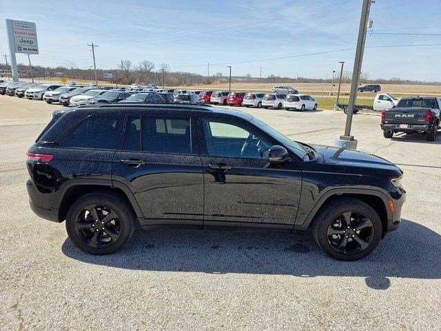 Certified 2023 Jeep Grand Cherokee Limited w/ Black Appearance Package AWD/4WD image 9