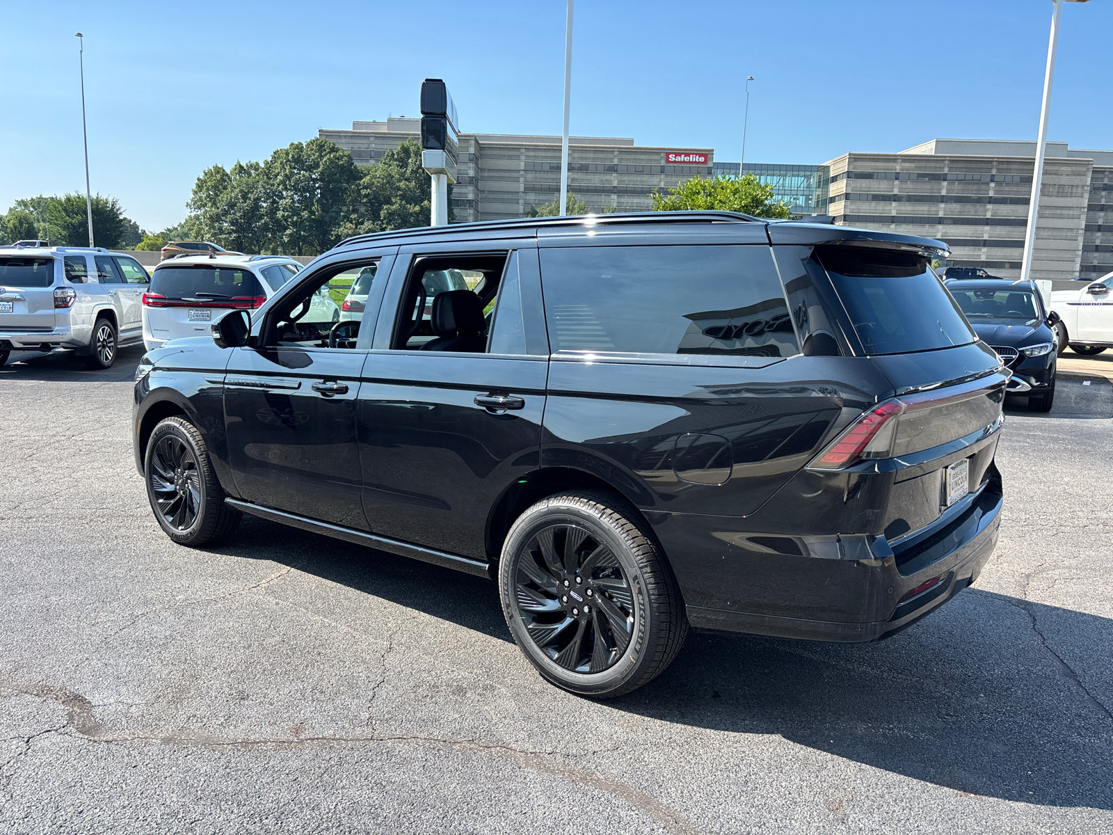 New 2026 Lincoln Navigator Reserve w/ Jet Appearance Package AWD/4WD image 5