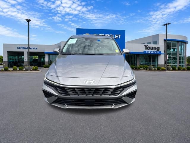 Used 2024 Hyundai Elantra Limited FWD image 2