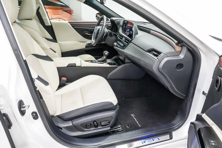 Used 2024 Lexus ES 300h w/ Premium Package FWD image 17
