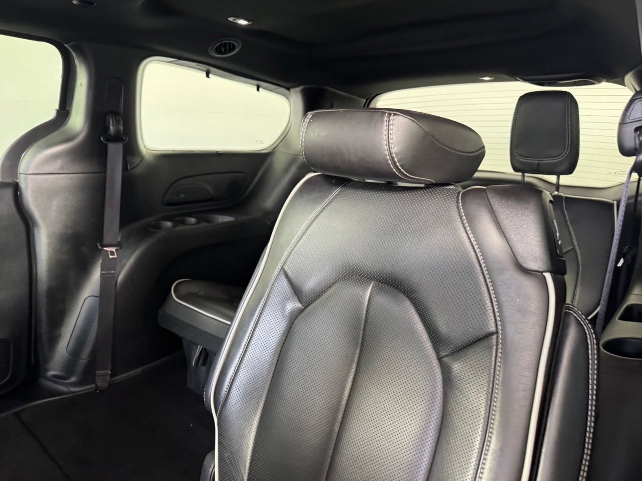 Used 2025 Chrysler Pacifica Limited FWD image 10