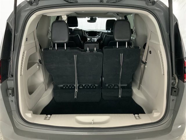 Used 2023 Chrysler Pacifica Limited image 8