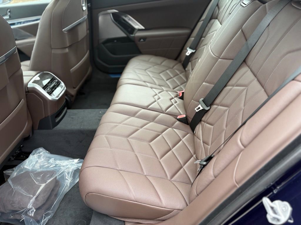Used 2025 BMW 760i xDrive w/ Luxury Rear Seating Package image 19