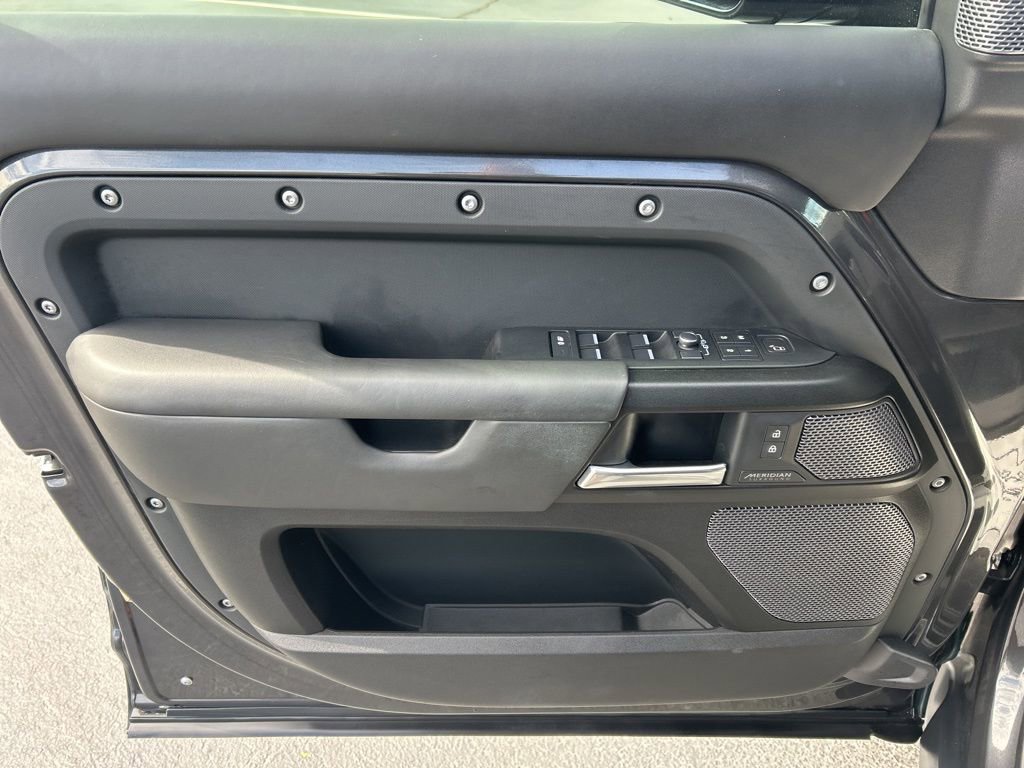 Used 2023 Land Rover Defender 110 V8 image 3