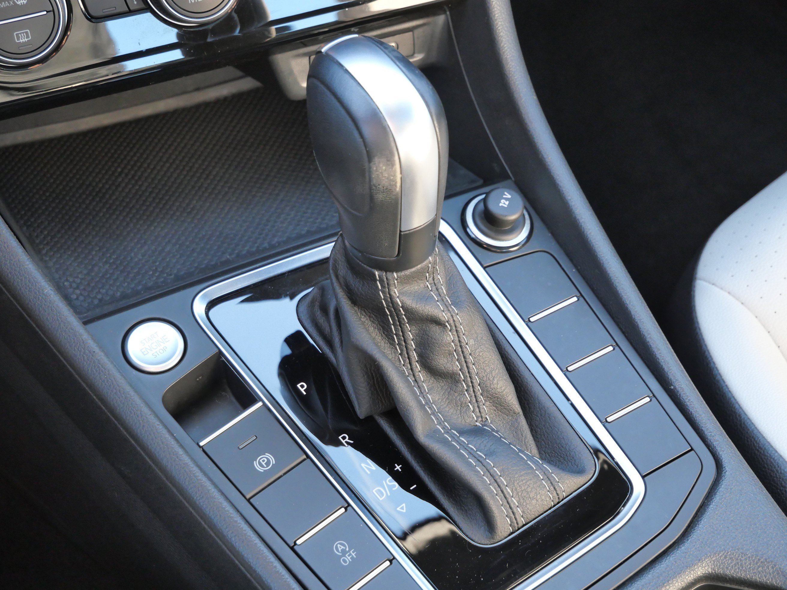 Certified 2021 Volkswagen Jetta R-Line w/ R-Line Cold Weather Package image 25