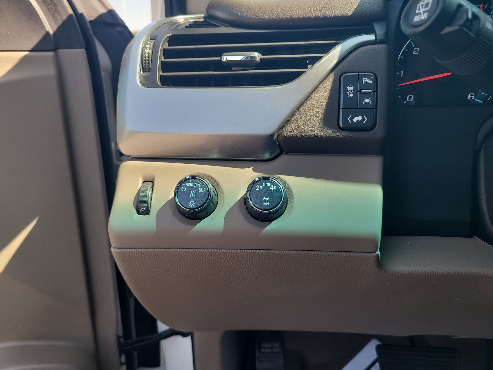 Used 2020 Chevrolet Suburban Premier AWD/4WD image 17