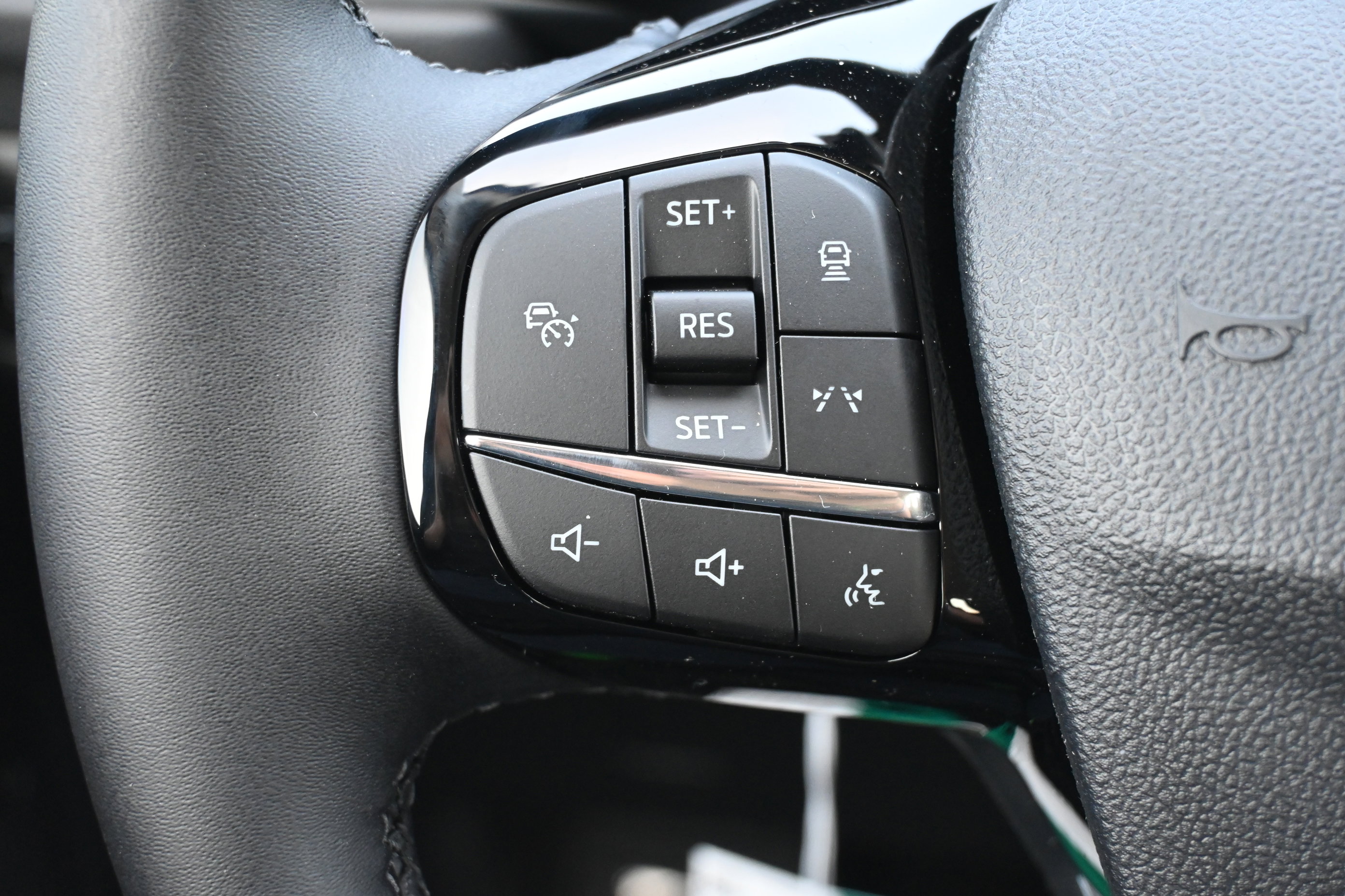 New 2026 Ford Escape SE w/ PHEV Premium Package FWD image 17