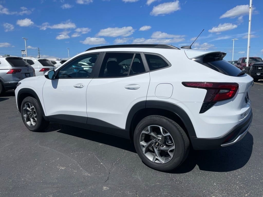 Used 2025 Chevrolet Trax LT FWD image 6