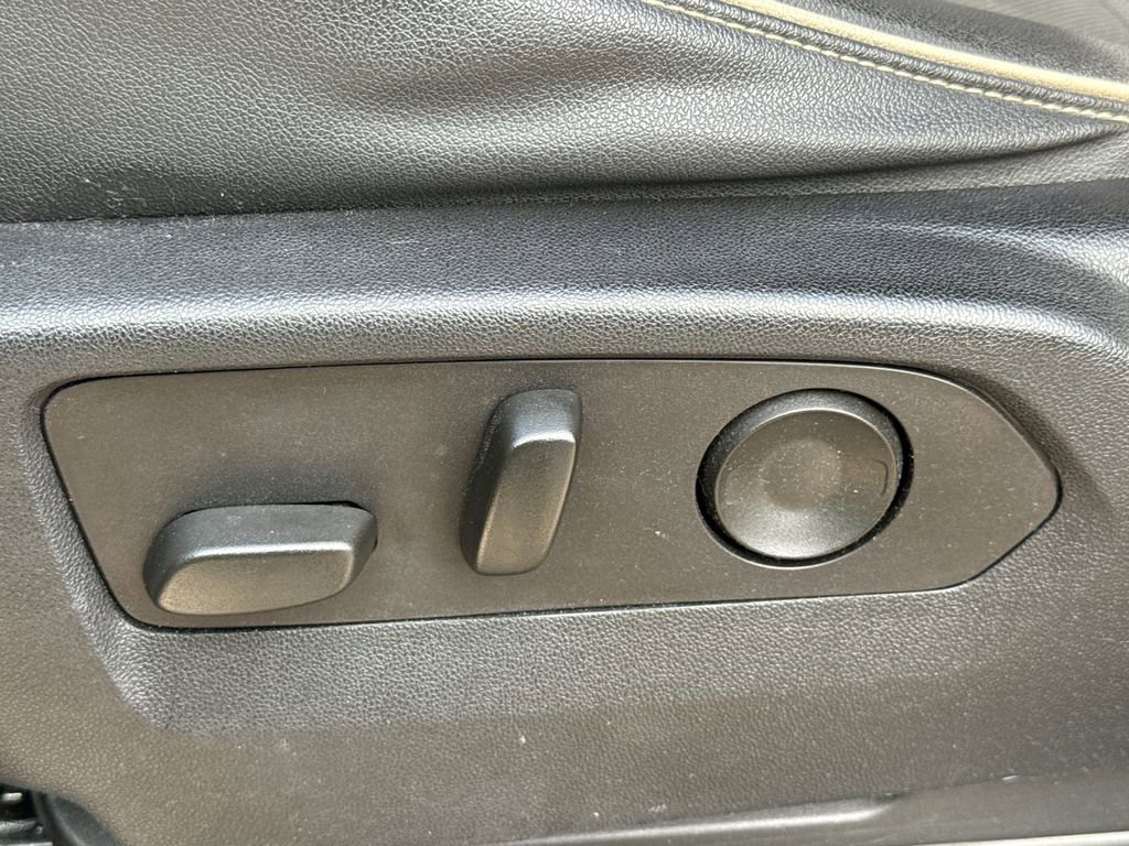 Used 2023 GMC Yukon SLT RWD image 22