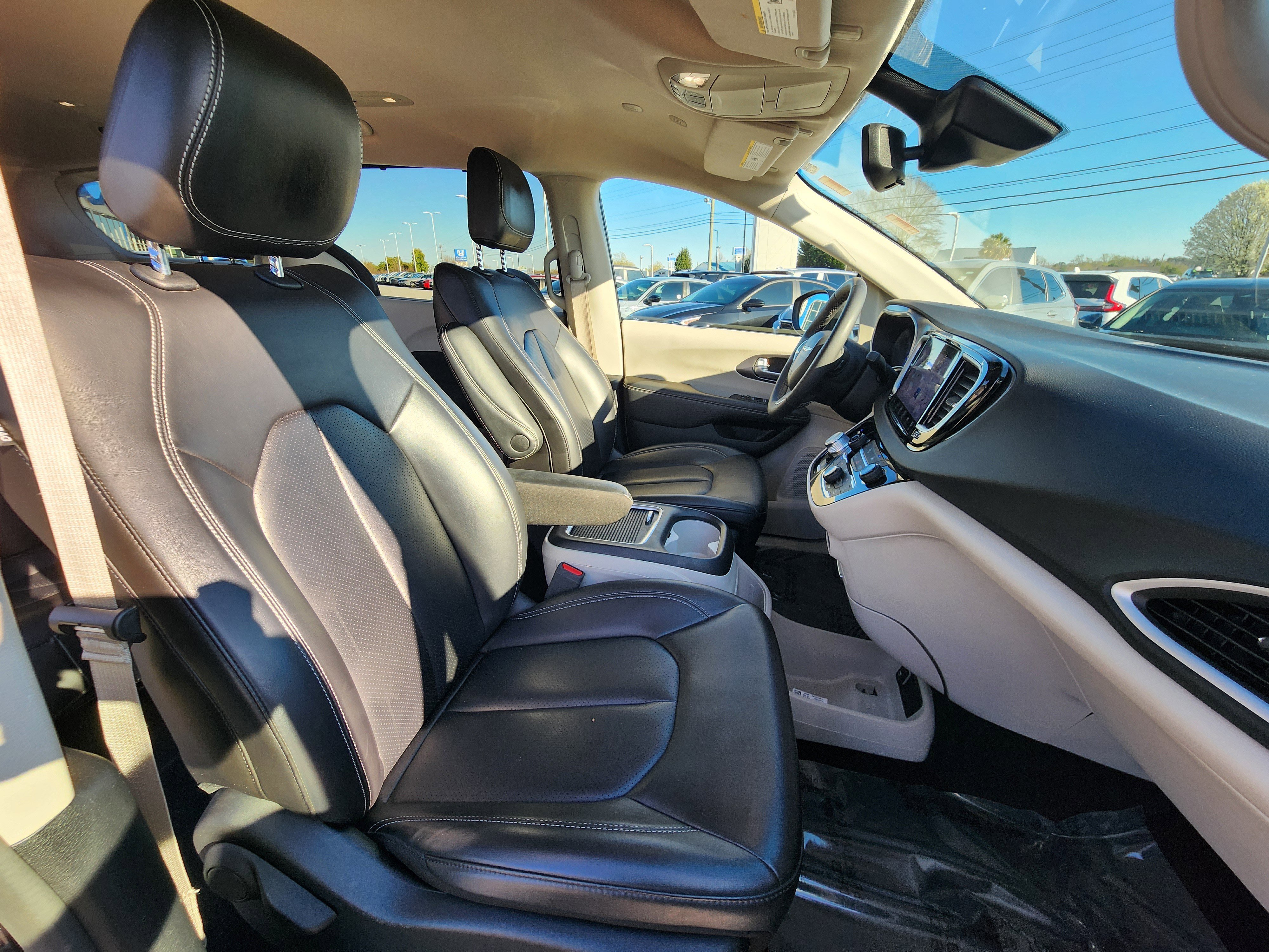 Used 2023 Chrysler Pacifica Touring-L image 12