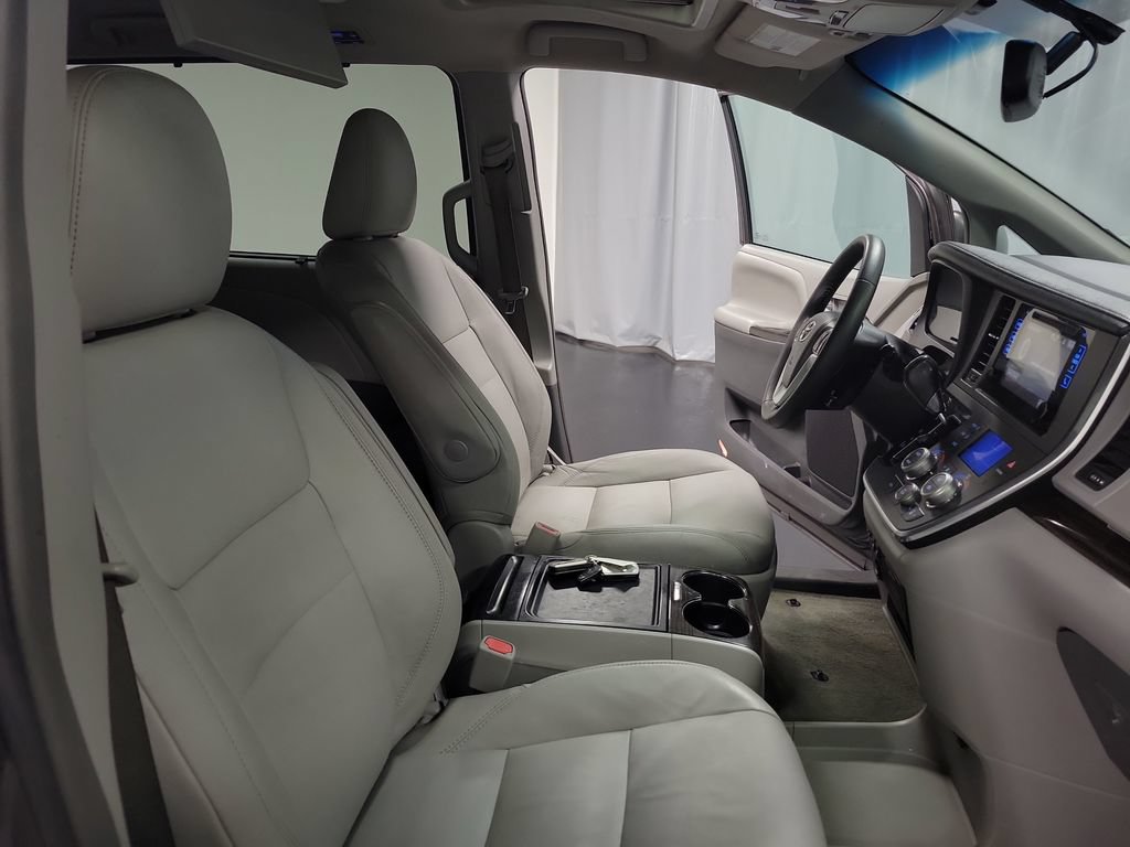 Used 2017 Toyota Sienna XLE Premium FWD image 31