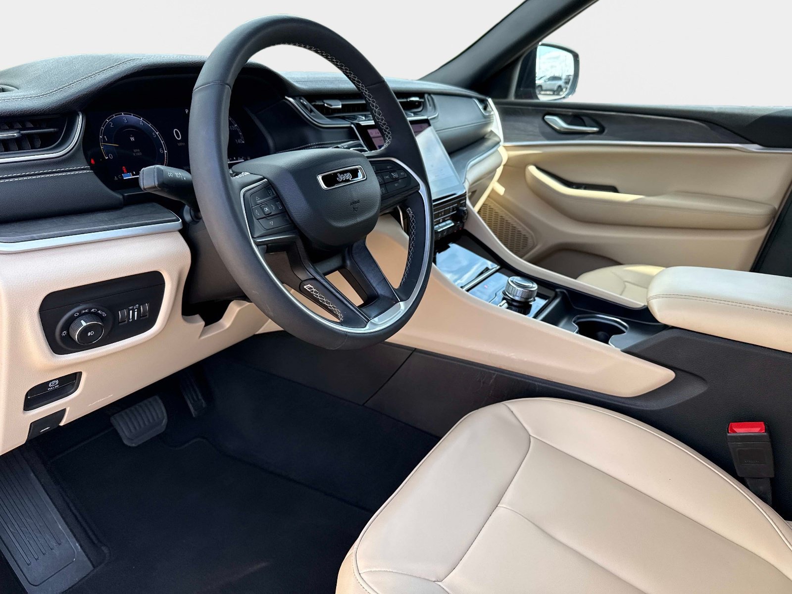 Used 2024 Jeep Grand Cherokee L Limited w/ Black Appearance Package AWD/4WD image 34