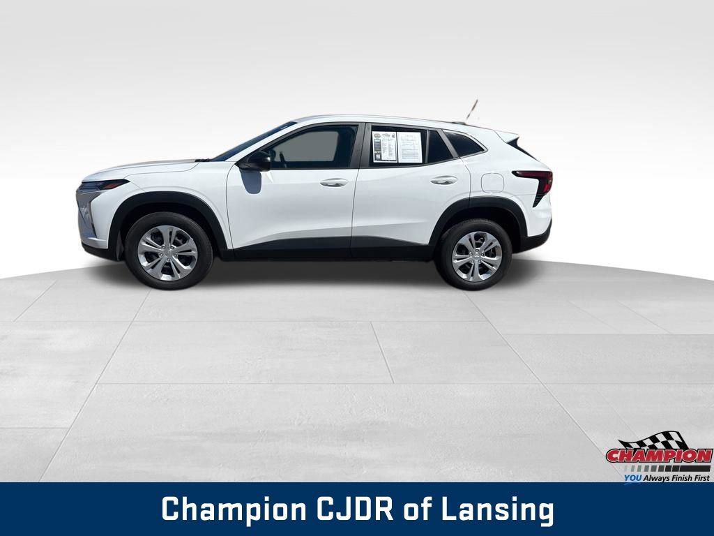 Used 2025 Chevrolet Trax LS w/ Driver Confidence Package image 2