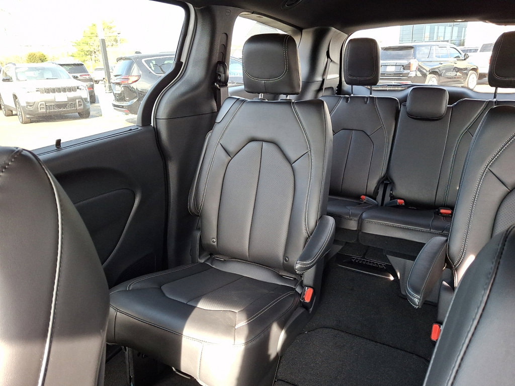 New 2026 Chrysler Pacifica Select AWD/4WD image 12