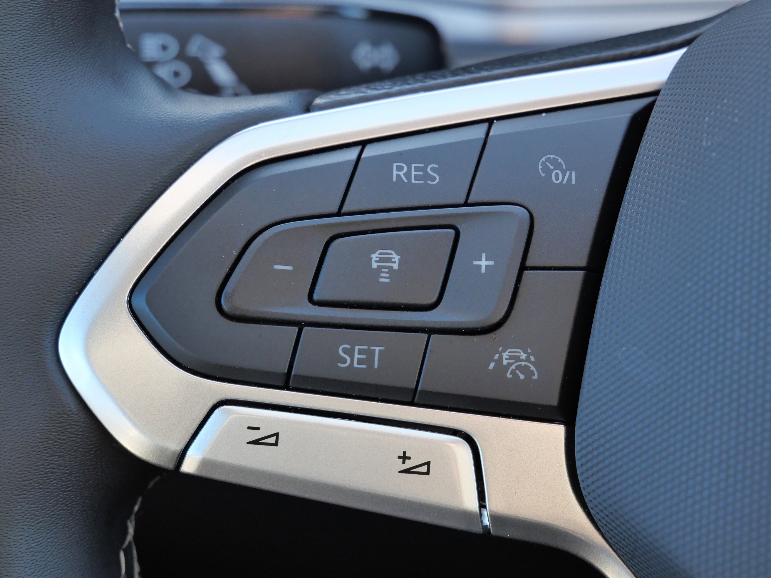 Certified 2025 Volkswagen Taos SE image 33