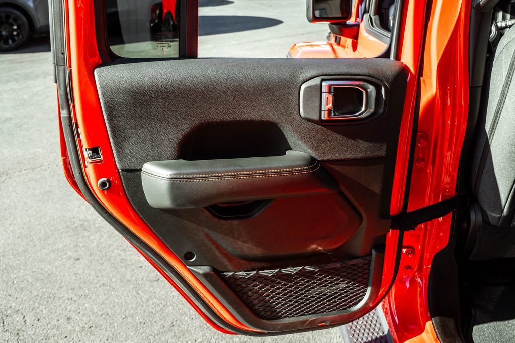 Used 2025 Jeep Wrangler Unlimited Sahara image 33