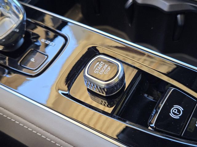 Used 2025 Volvo XC90 T8 Core image 24