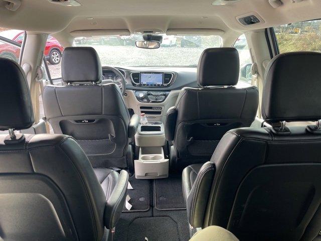 Used 2023 Chrysler Pacifica Touring-L image 17