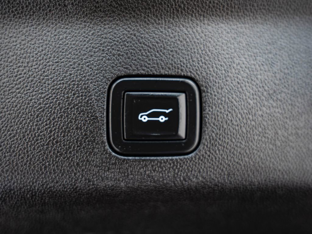 Used 2021 GMC Yukon Denali w/ Denali Premium Package image 25