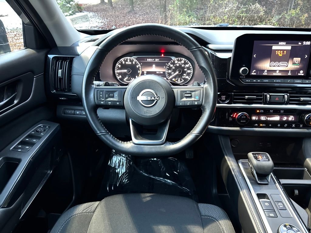 Used 2025 Nissan Pathfinder SV image 16
