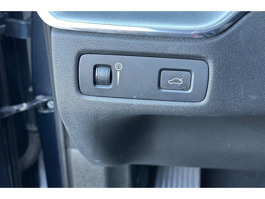 Used 2018 Volvo XC60 T5 Momentum image 30