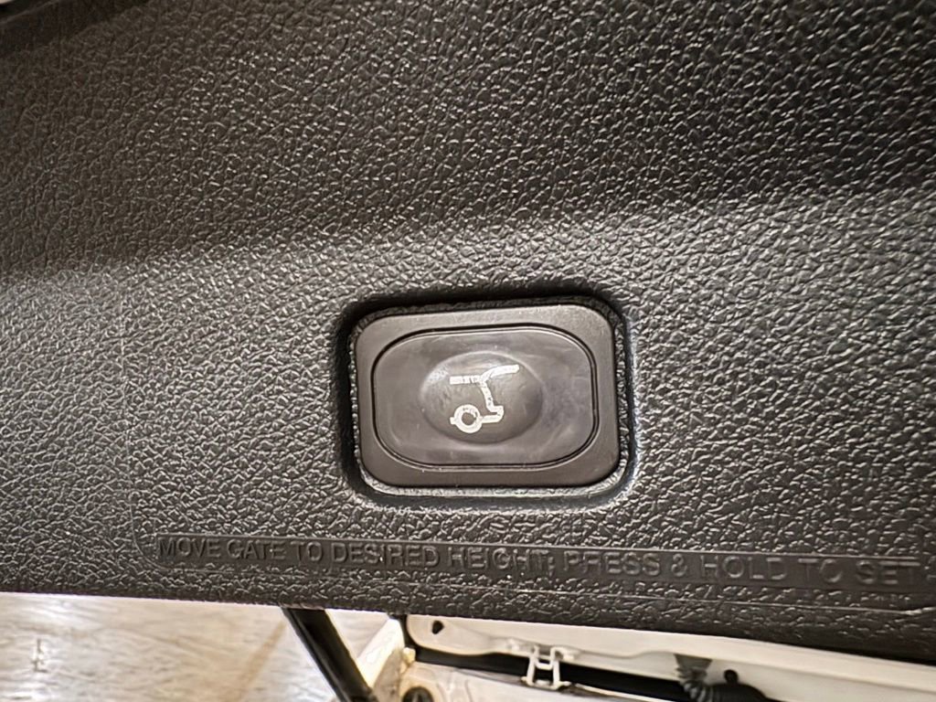 Used 2018 Ford Explorer XLT w/ Equipment Group 202A image 19