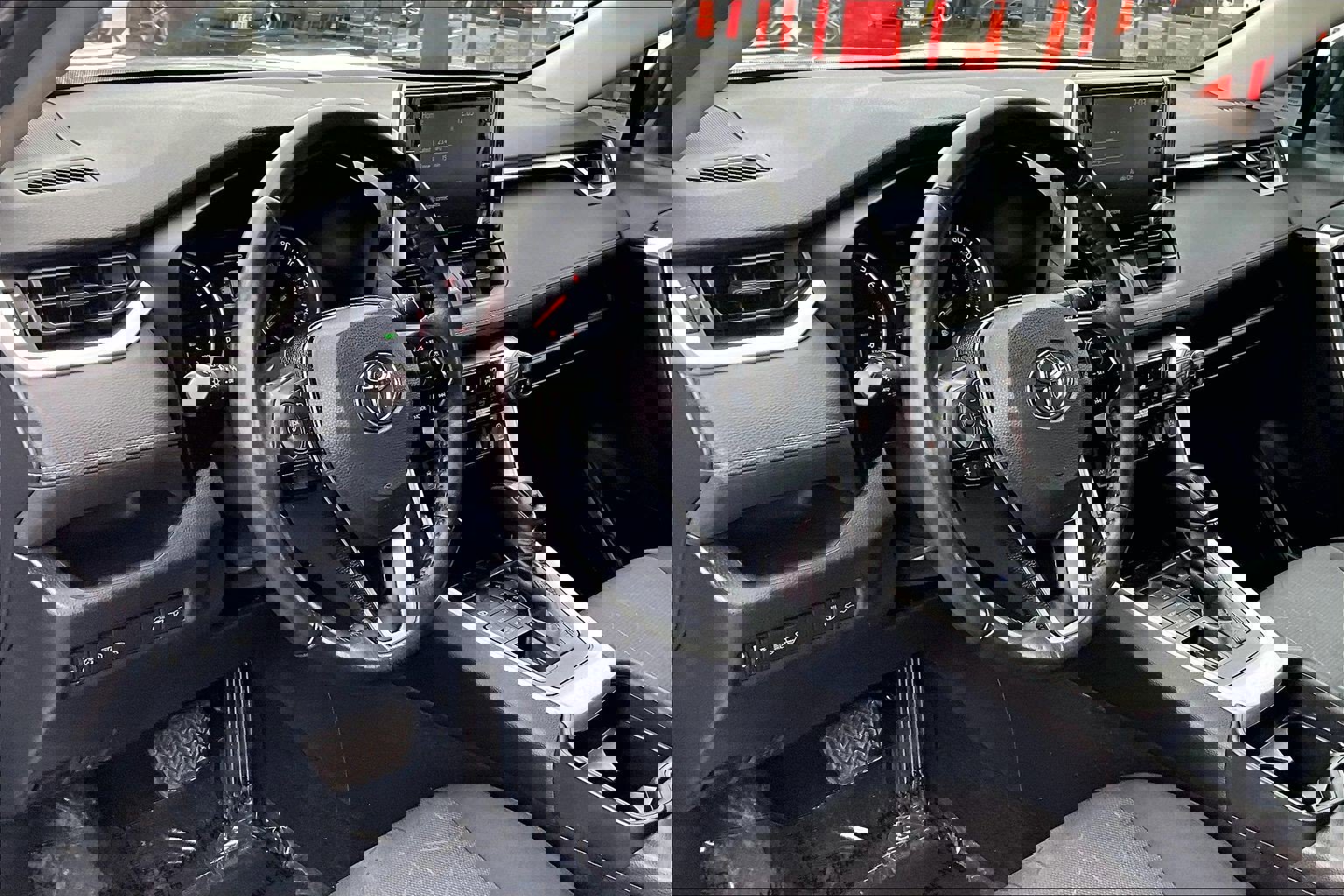 Used 2020 Toyota RAV4 XLE w/ Convenience Package image 13