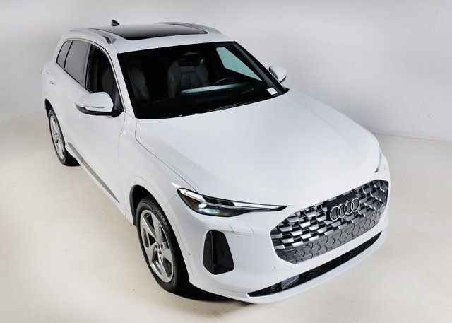 Certified 2025 Audi Q5 Premium Plus image 3