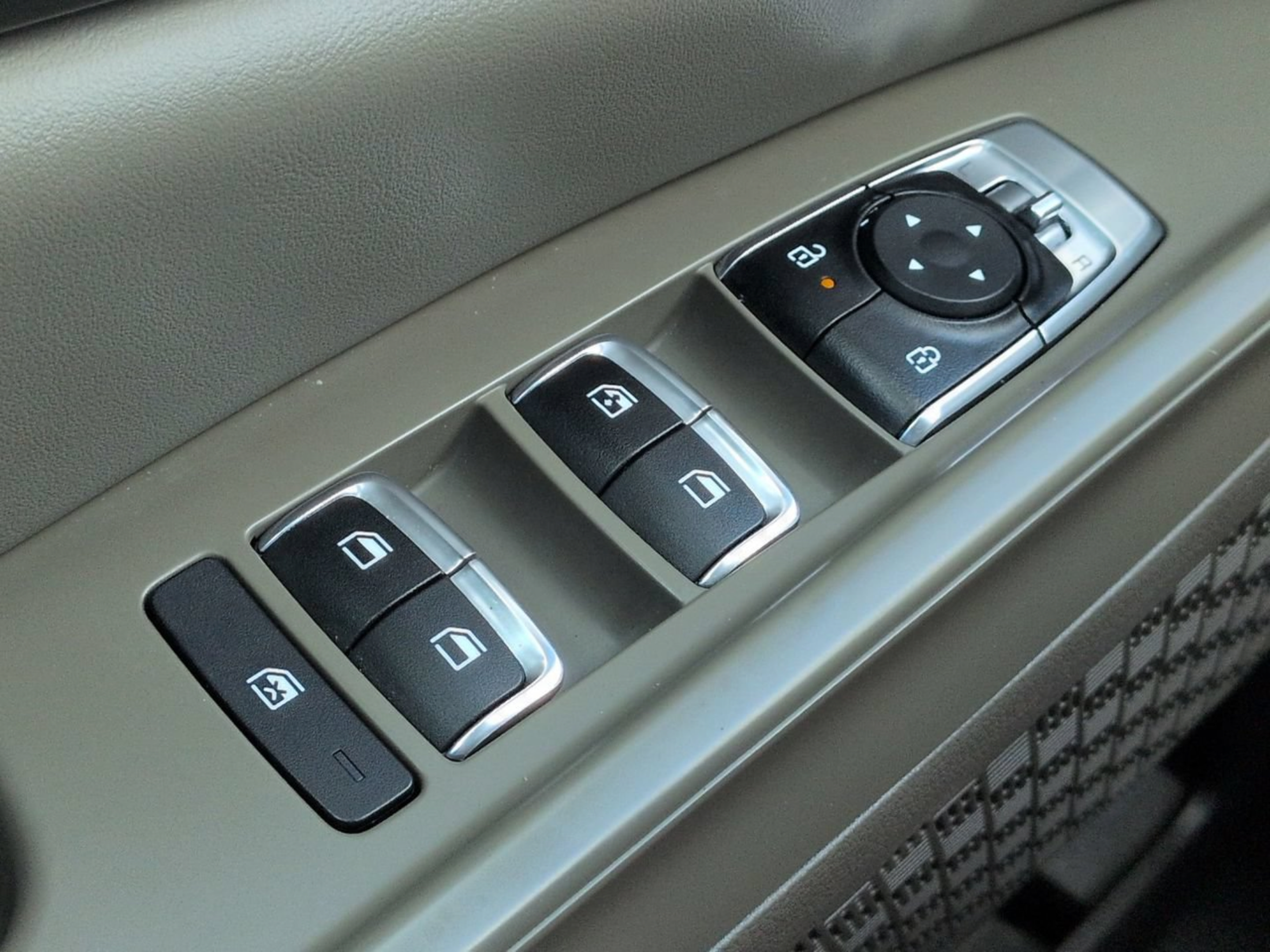 Used 2025 Kia Carnival FWD image 28