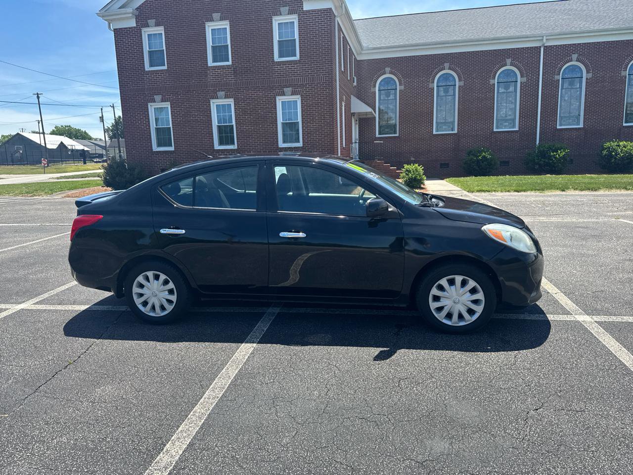 Used 2014 Nissan Versa SV FWD image 3