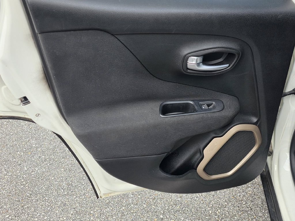 Used 2017 Jeep Renegade Latitude FWD image 26