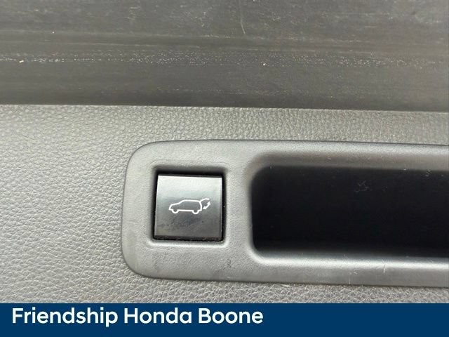 Used 2020 Toyota Highlander XLE AWD/4WD image 45