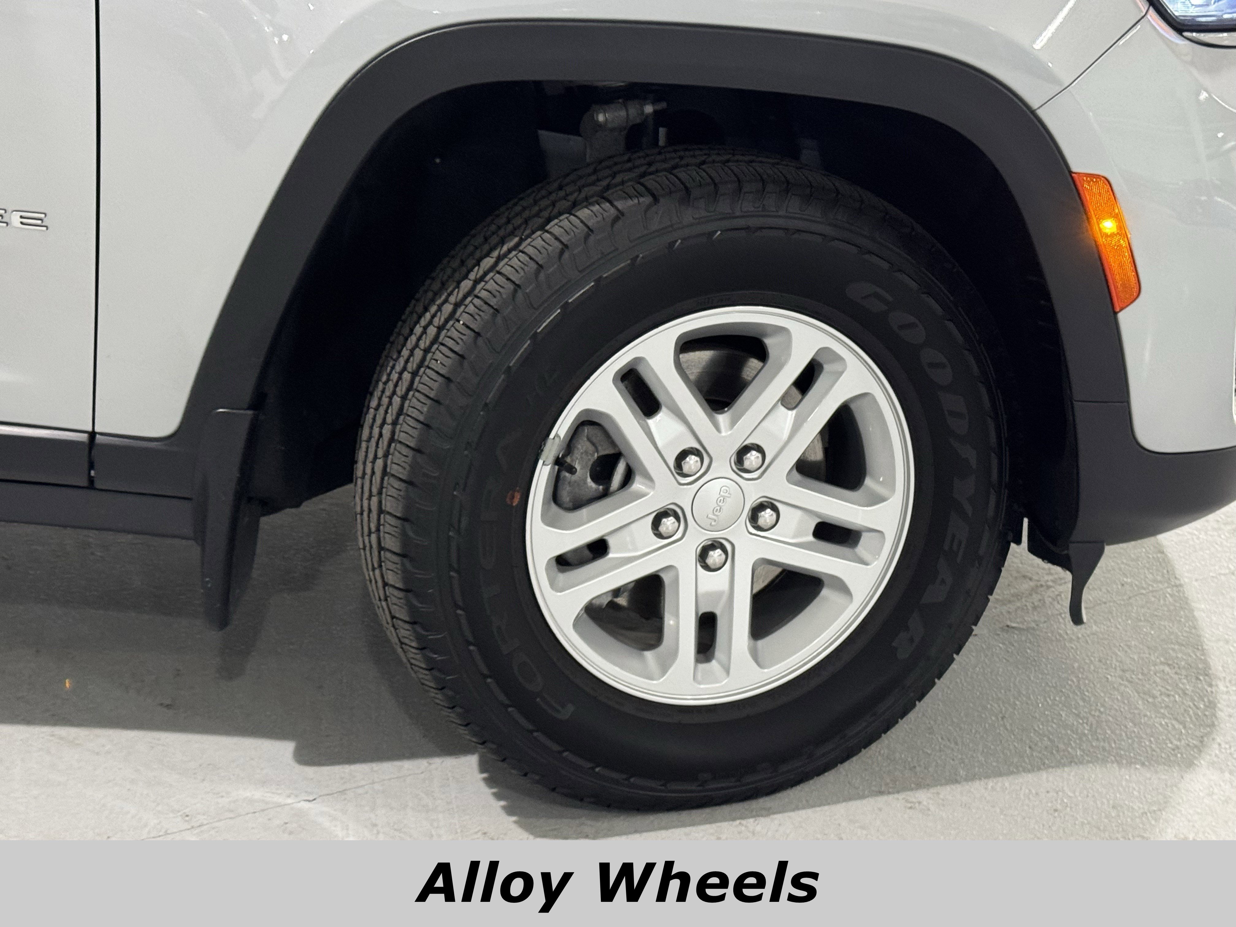 Used 2024 Jeep Grand Cherokee Laredo w/ MOPAR Finishing Package image 14