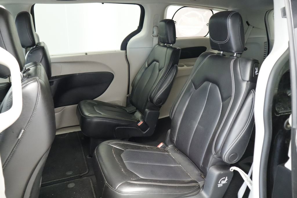 Used 2023 Chrysler Pacifica Touring-L FWD image 18