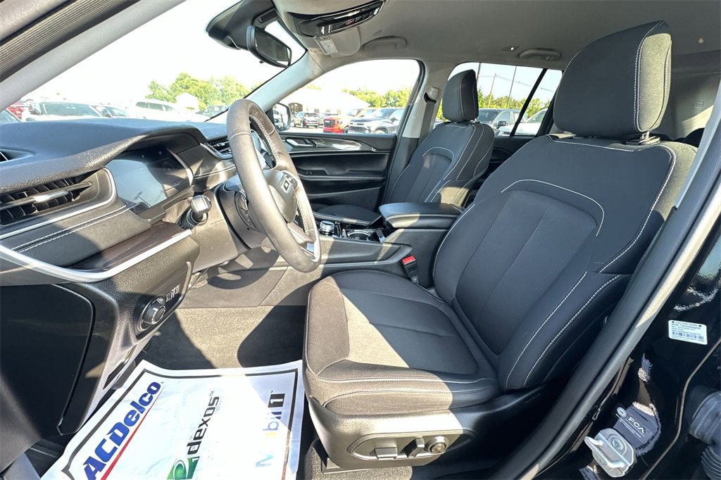 Used 2023 Jeep Grand Cherokee Laredo image 11