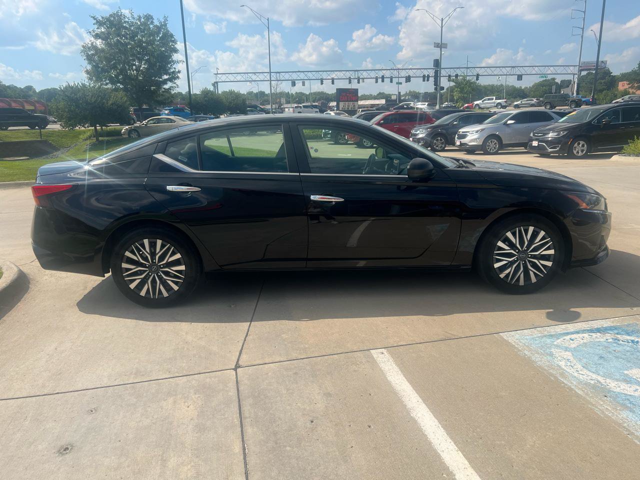 Used 2024 Nissan Altima 2.5 SV FWD image 5