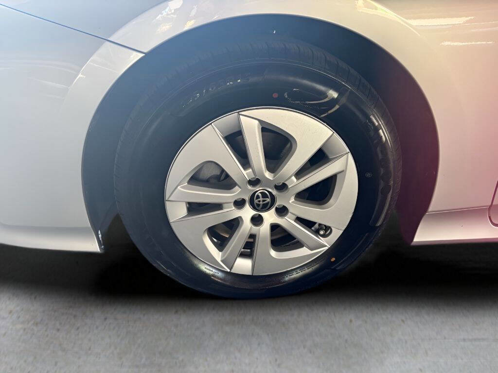 Used 2017 Toyota Prius Two w/ Carpet Mat Package image 9