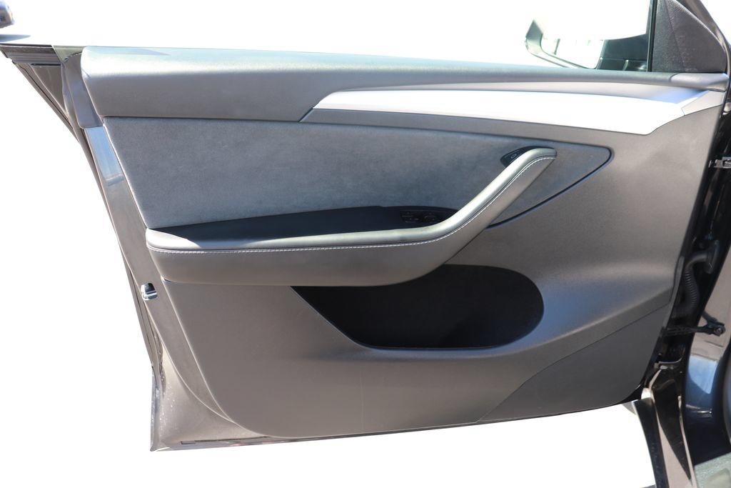 Used 2025 Tesla Model Y Long Range RWD image 9