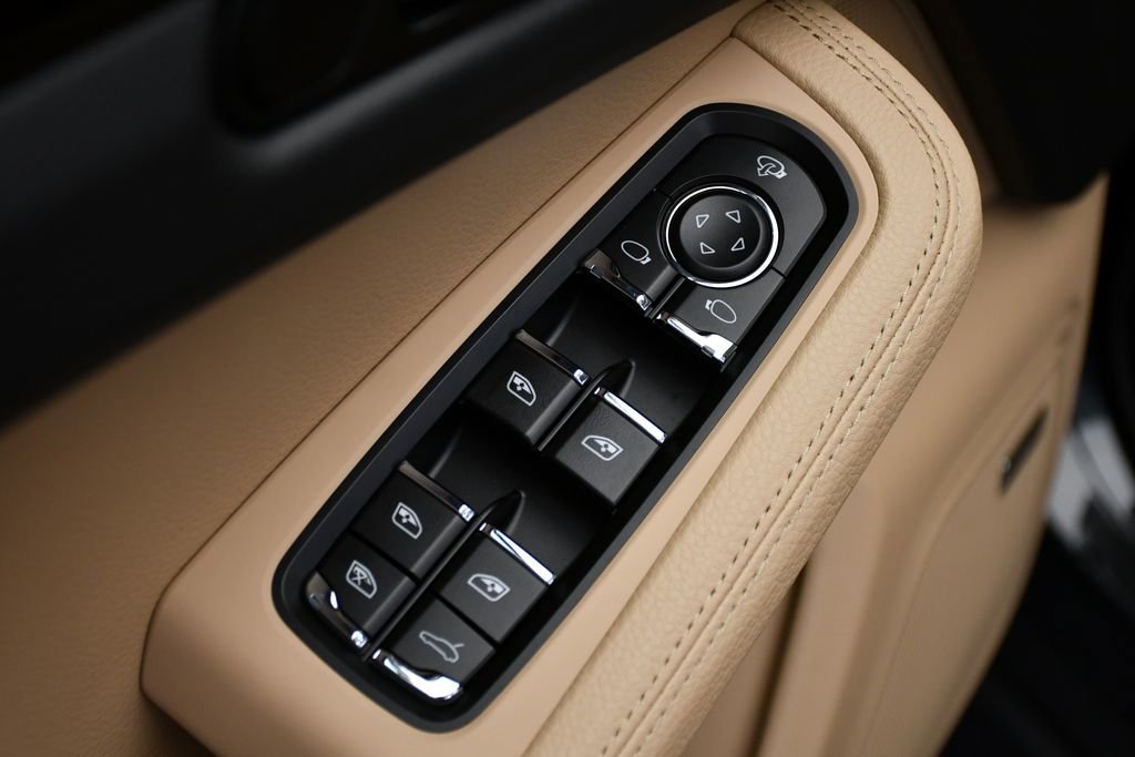 Certified 2025 Porsche Macan image 37