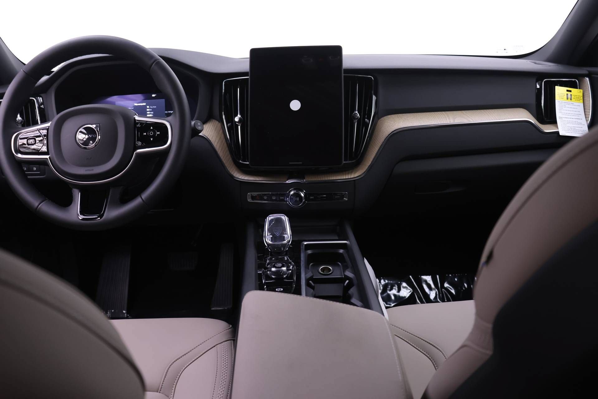 New 2026 Volvo XC60 T8 Plus w/ Climate Package PRO AWD/4WD image 8