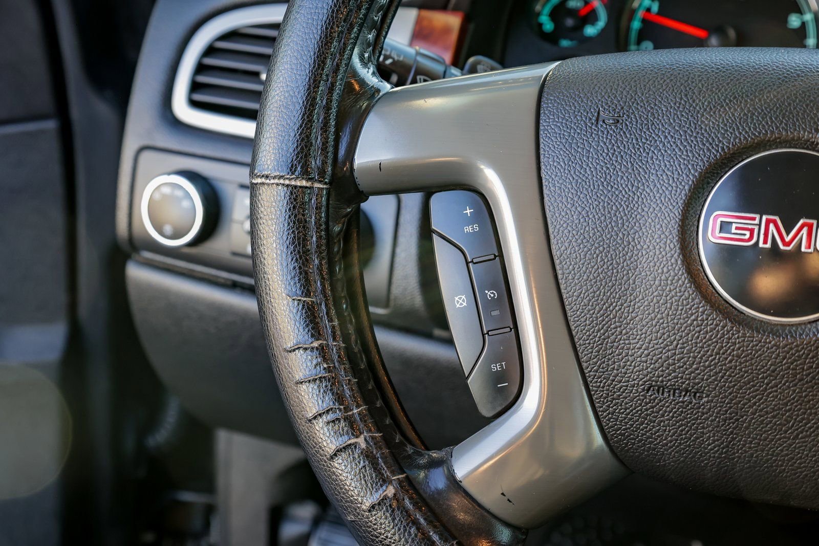 Used 2011 GMC Yukon XL SLT AWD/4WD image 16