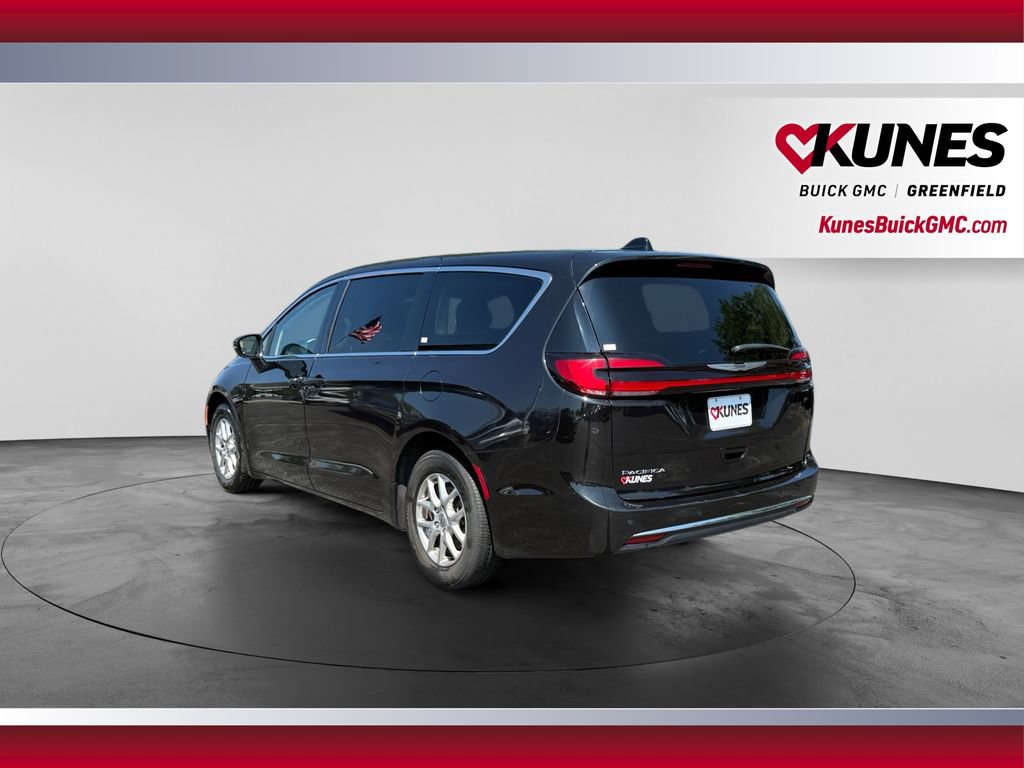Used 2023 Chrysler Pacifica Touring-L FWD image 9