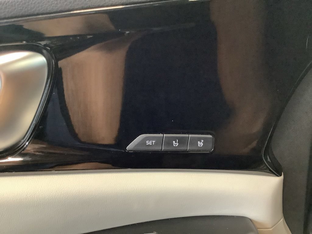 Certified 2023 Kia Carnival SX FWD image 19