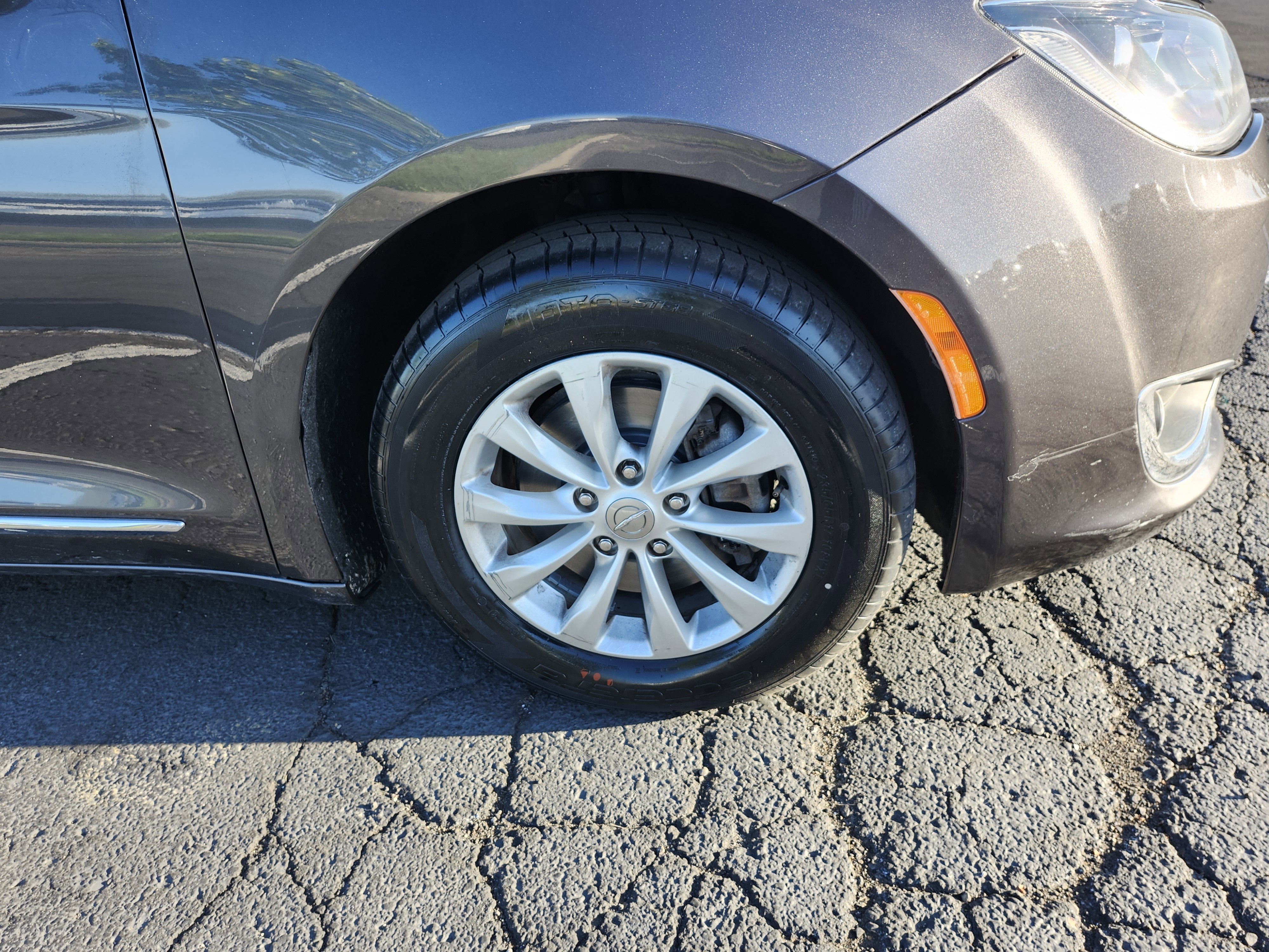 Used 2019 Chrysler Pacifica Touring-L FWD image 11