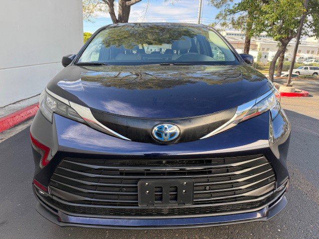 Used 2025 Toyota Sienna XLE image 6