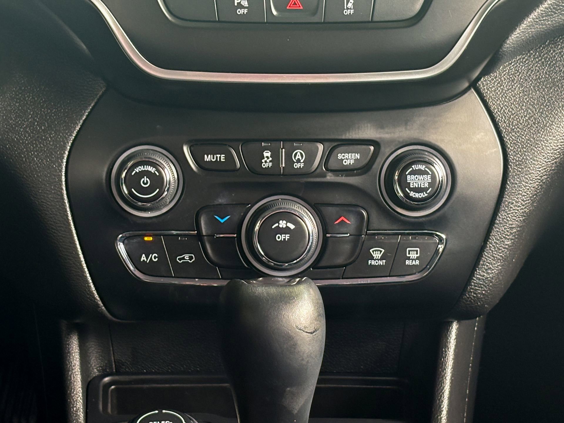 Used 2021 Jeep Cherokee Latitude Plus AWD/4WD image 35