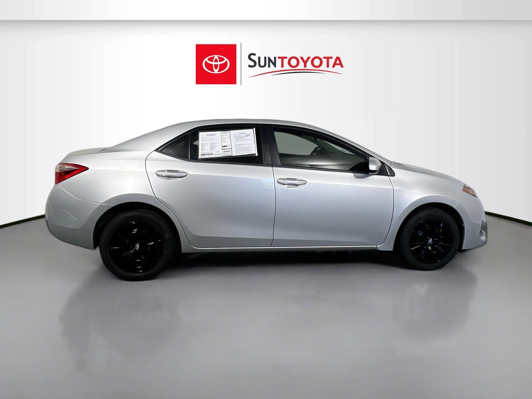 Used 2018 Toyota Corolla LE FWD image 2