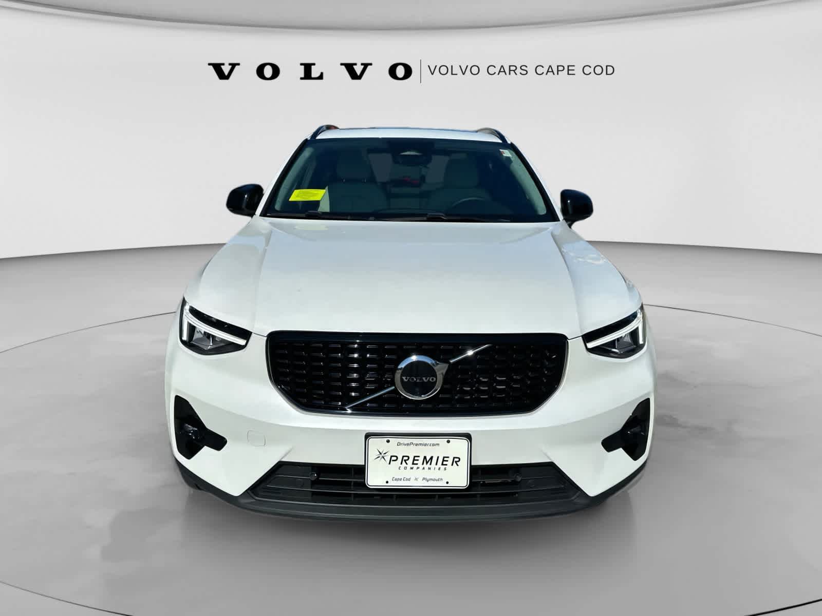 Used 2023 Volvo XC40 B5 Plus w/ Driver Assist Package AWD/4WD image 2