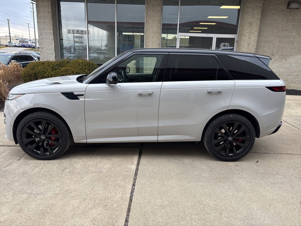 Used 2023 Land Rover Range Rover Sport SE Dynamic image 2