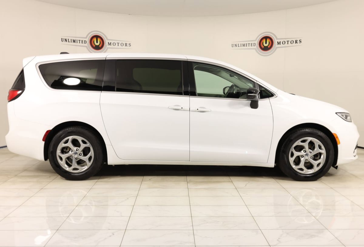 Used 2024 Chrysler Pacifica Limited FWD image 2